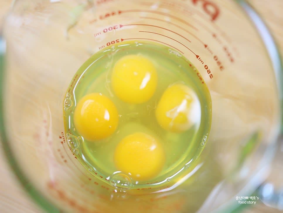 달걀 4알은 거품기로 잘 풀어줍니다.