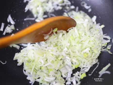 팬에 식용유 8스푼을 두르고 중약 불에서 대파를 넣고 파기름을 만듭니다. 향이 올라오면 새우를 넣고 볶아줍니다.