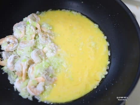 달걀물을 팬에 부어 스크램블을 만듭니다.