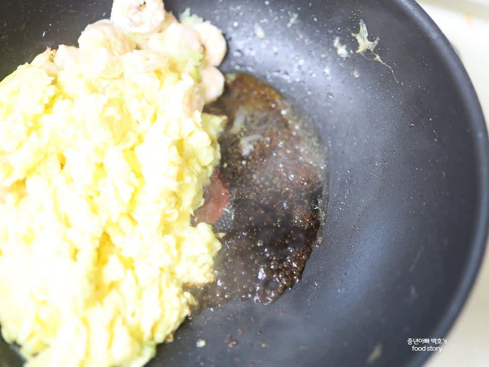 팬 한쪽으로 재료를 몰아두고 진간장 1스푼을 넣어 지글지글 끓이며 불향을 입힙니다.