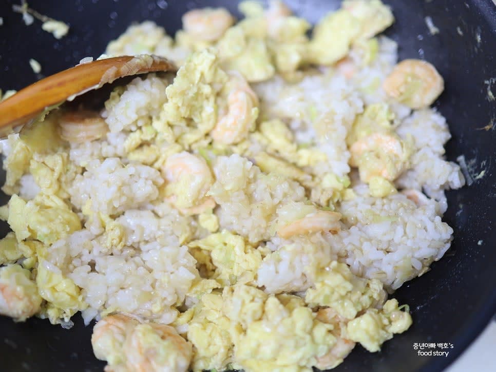 불을 다시 켜고 센 불에서 5~7분간 충분히 볶아줍니다.