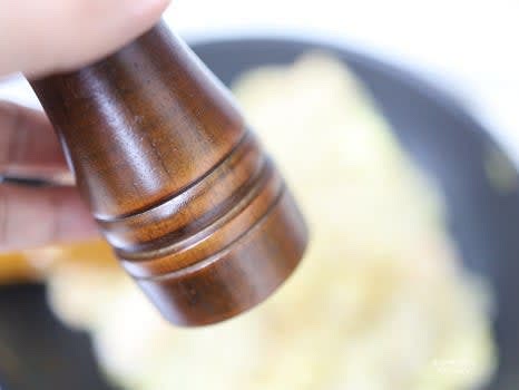 치킨스톡 1/2스푼, 후추, 소금을 추가하여 간을 맞춥니다.