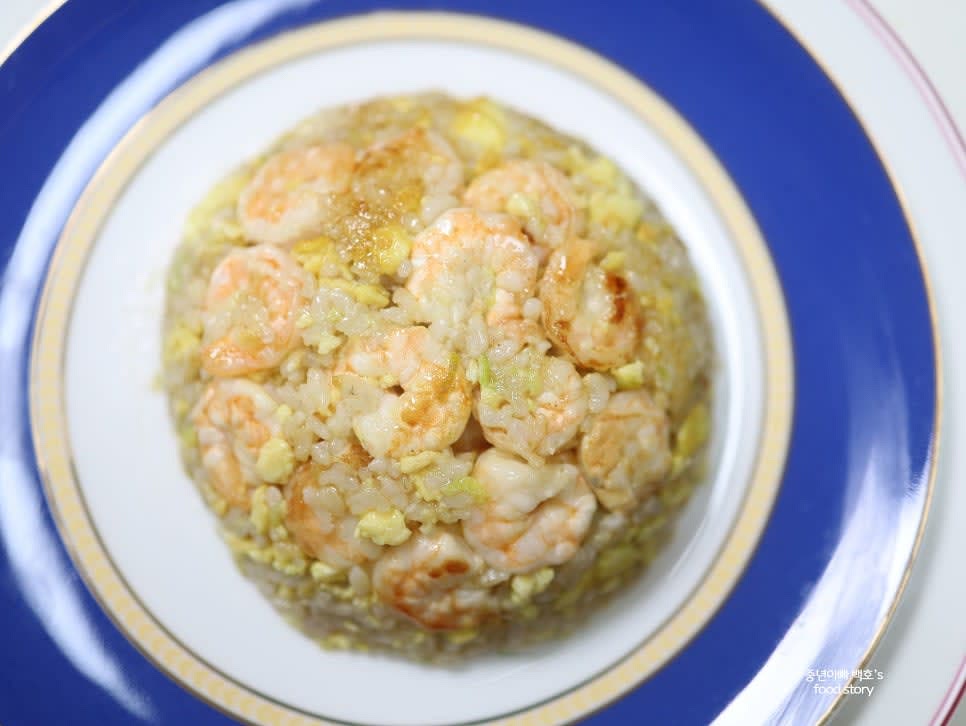 밥을 공기에 담아 꾹꾹 눌러 모양을 만든 후 그릇에 뒤집어 올립니다.