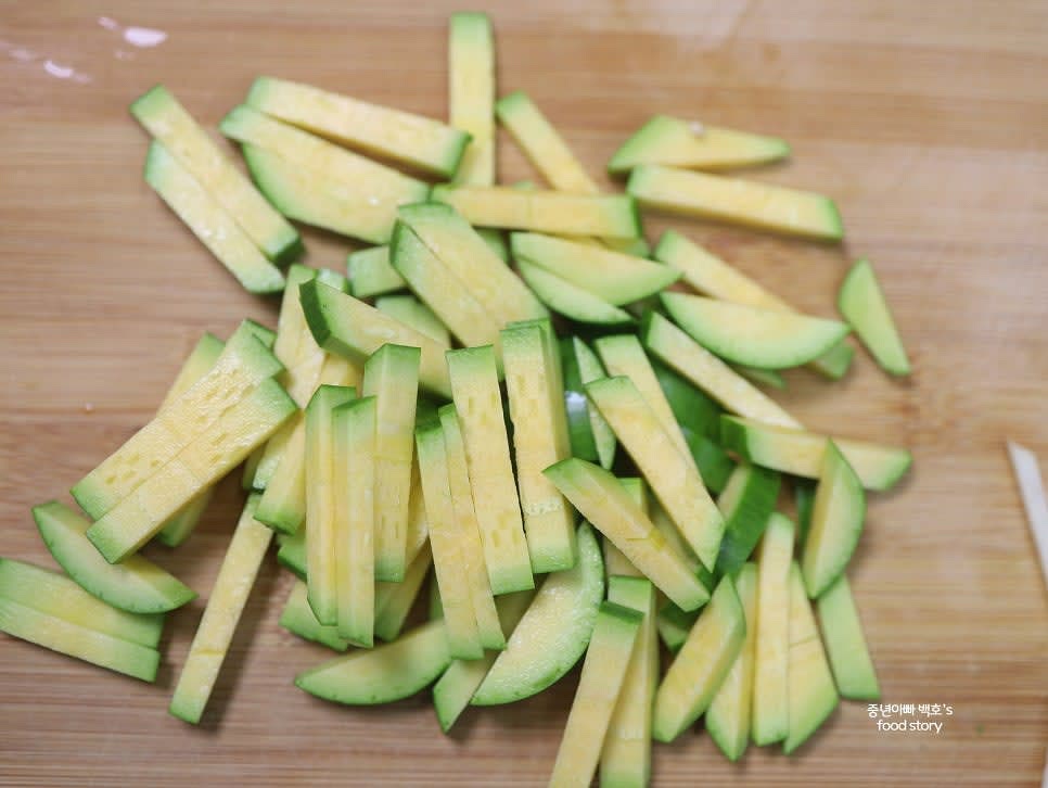 애호박, 양파, 감자는 4mm 두께로 채를 썰어 준비합니다.