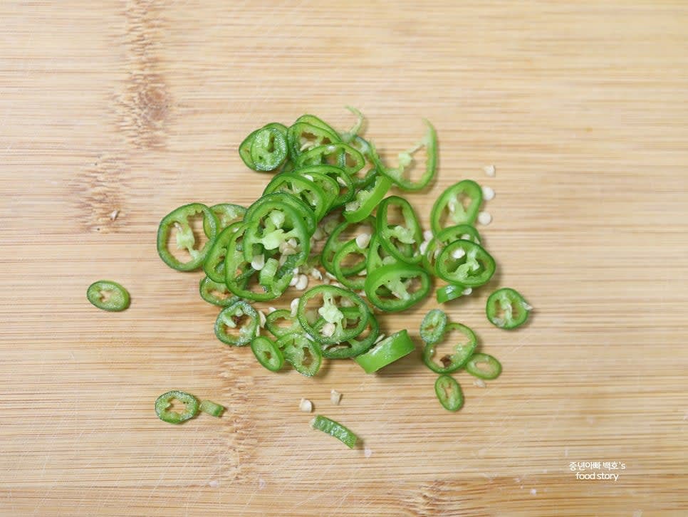 청양고추와 대파를 송송 썰고, 대파의 녹색 부분은 고명으로 따로 준비합니다.