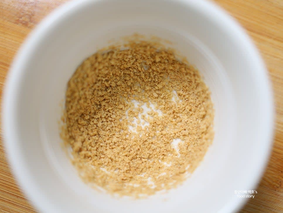 모둠 해물은 잘게 썰어 준비합니다. 통깨는 절구로 갈아 깻가루로 만듭니다.