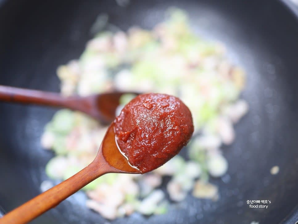 고추장 1.5스푼과 된장 1스푼을 넣어 섞으면서 볶아줍니다.