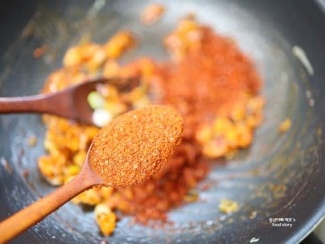 불을 끄고 굵은 고춧가루와 고운 고춧가루를 각각 1스푼씩 넣고 섞습니다.