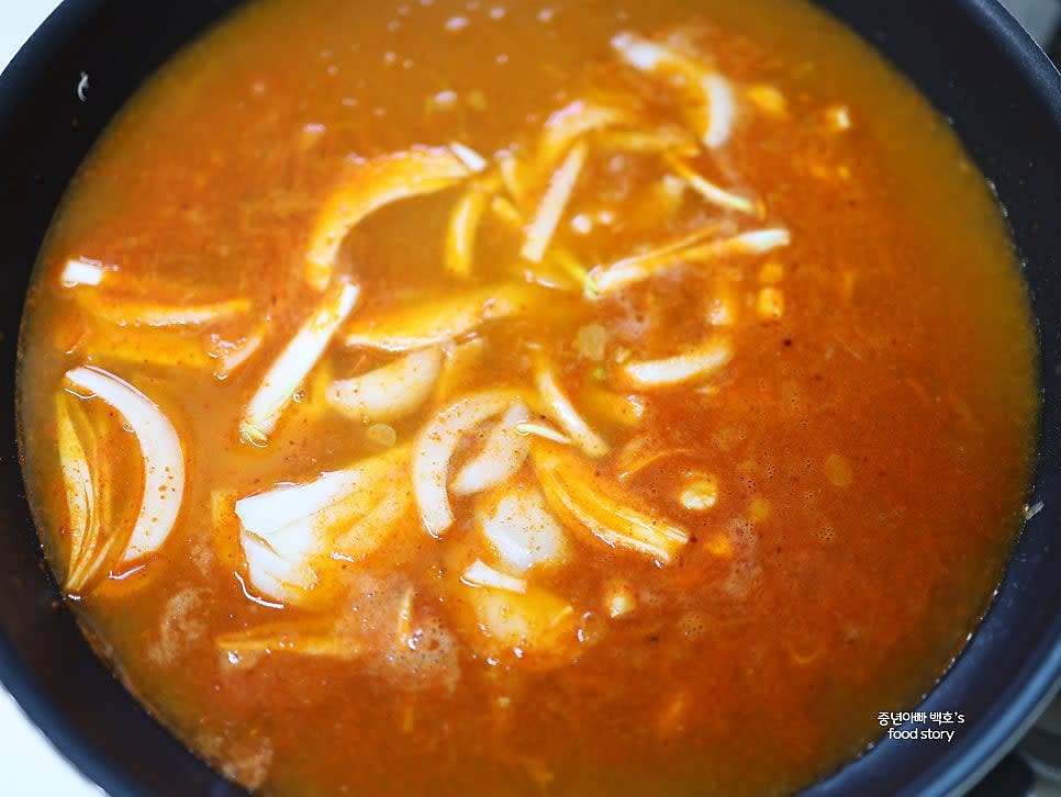 생수 1500ml를 부어 센 불에서 끓이고, 감자와 양파를 넣습니다.