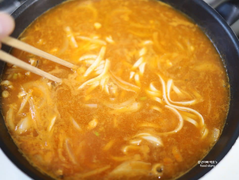 칼국수 면은 전분을 헹군 후 끓는 국물에 넣고 중불에서 4분간 끓입니다.