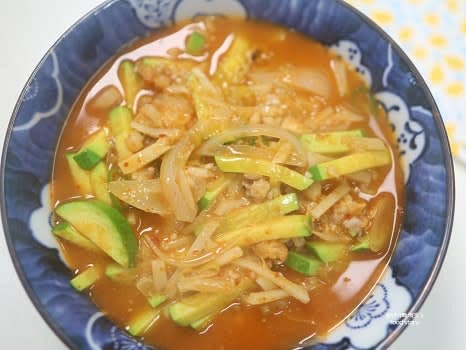 애호박, 청양고추, 다진 마늘을 넣고 섞은 뒤 30초 정도 끓입니다.