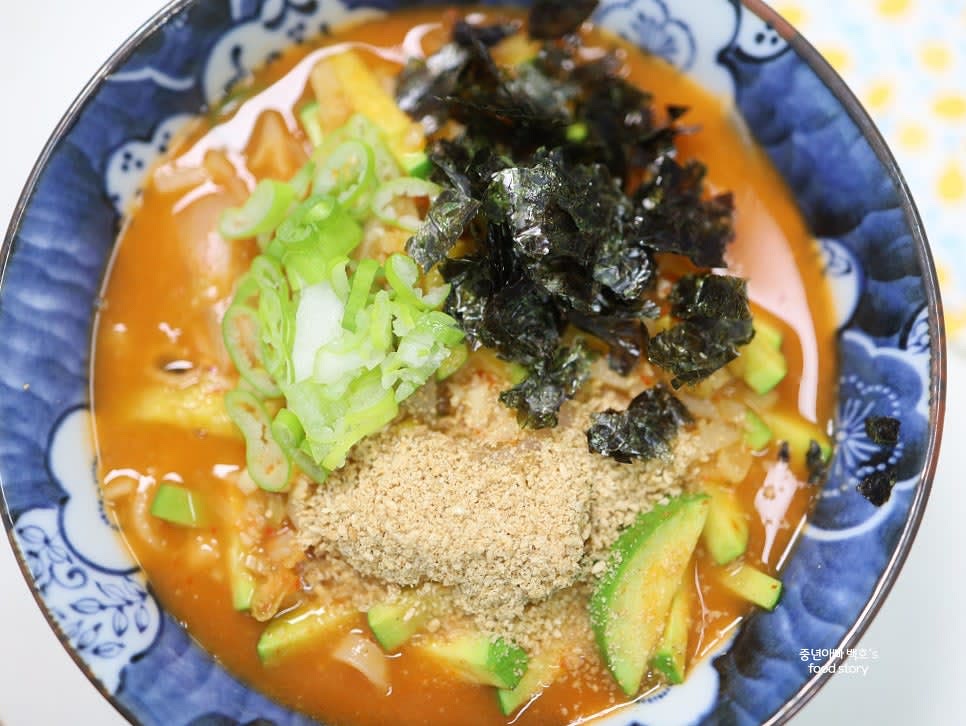 그릇에 담고 깻가루, 대파, 김가루를 고명으로 올려 마무리합니다.