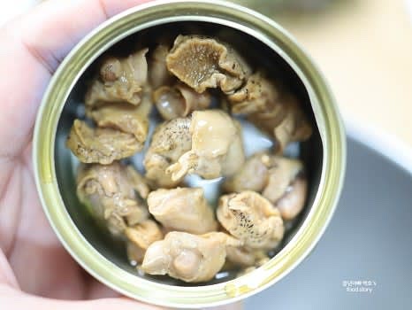 골뱅이캔 1개를 준비하고 국물은 따로 보관합니다.