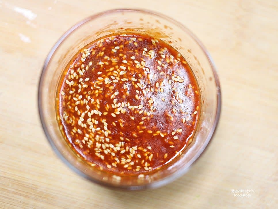 고추장 2T, 고춧가루 1T, 양조간장 1/2T, 설탕 3T, 다진 마늘 1T, 식초 3T, 참기름 2T, 통깨 2T, 골뱅이캔 국물 1T를 넣고 양념장을 만듭니다.