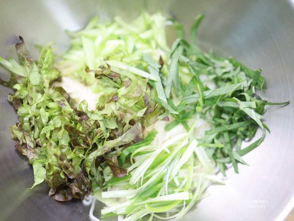 상추, 깻잎, 오이, 대파를 채 썰어 준비합니다.