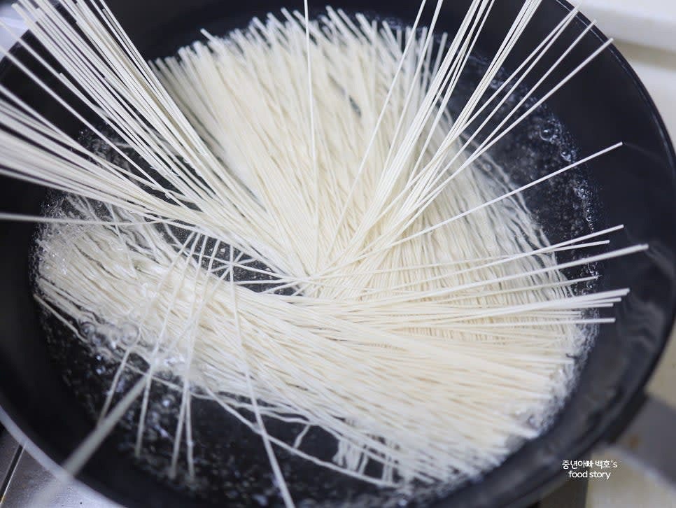 소면 1인분을 삶아 채반에 밭쳐 물기를 제거합니다.