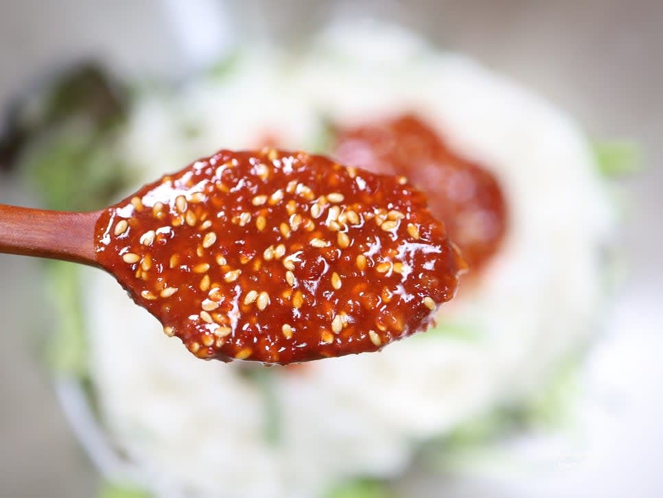 넉넉한 볼에 삶은 소면, 썰어둔 야채, 골뱅이를 넣고 양념장의 반을 넣어 초벌로 섞어줍니다.