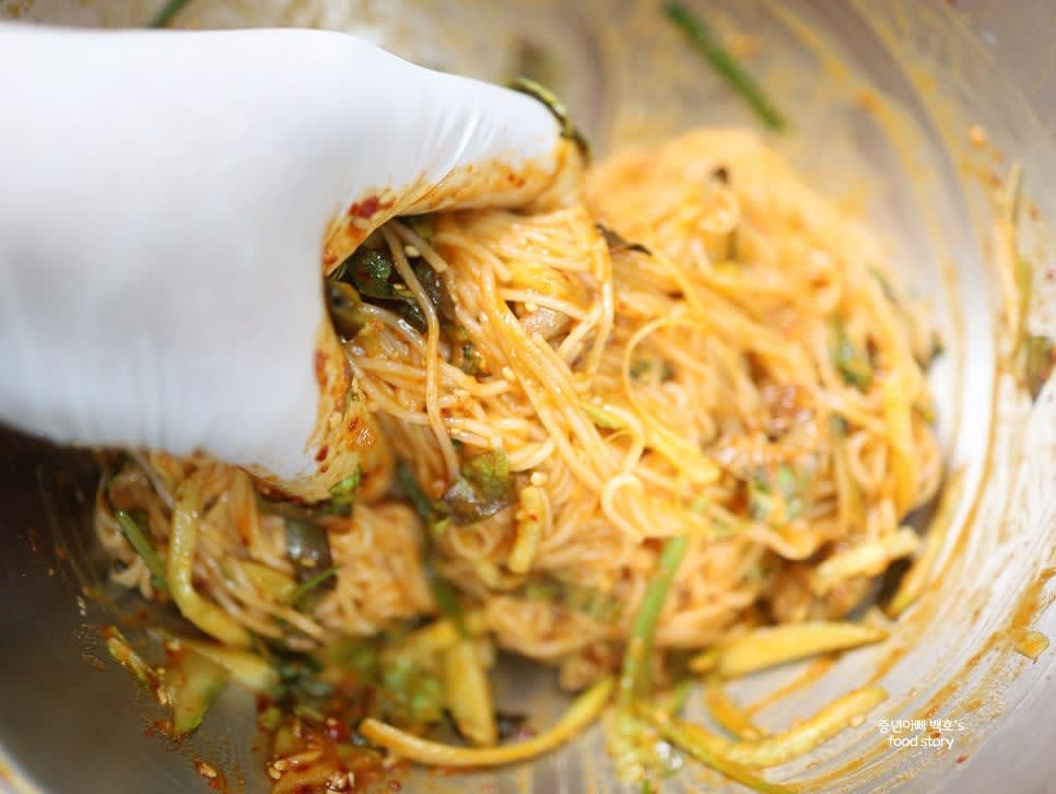 남은 양념장의 절반을 추가로 넣고 손으로 조물조물 무쳐줍니다.