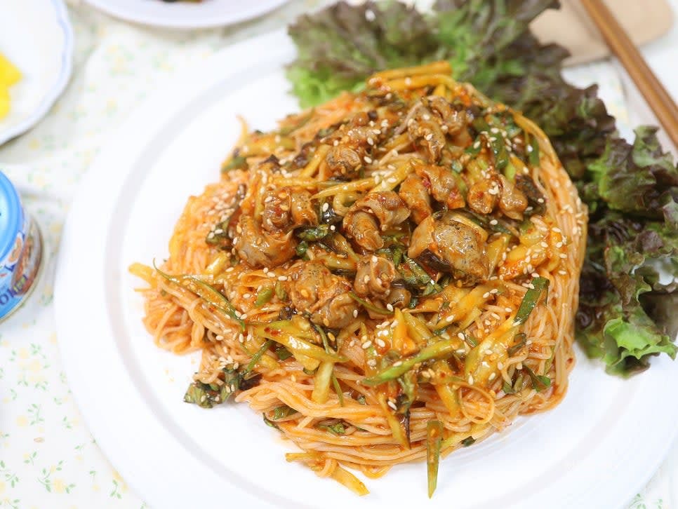 그릇에 담고 위에 추가로 통깨를 뿌려 플레이팅합니다.