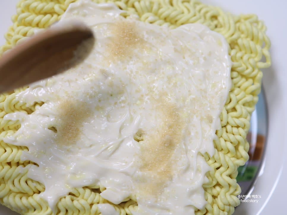 설탕을 골고루 뿌려줍니다. 마요네즈와 섞이도록 수저로 펴줍니다.