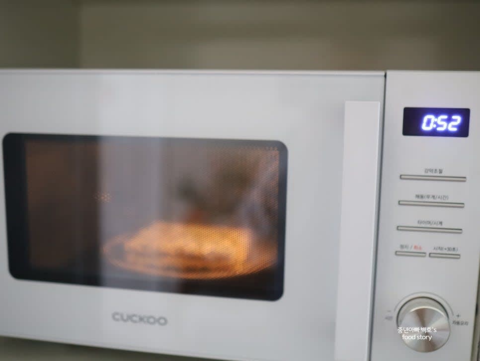 전자레인지에 넣고 700W 기준으로 1분간 돌린 후 상태를 확인합니다. 이후 20초 단위로 추가로 돌리며 상태를 확인합니다.