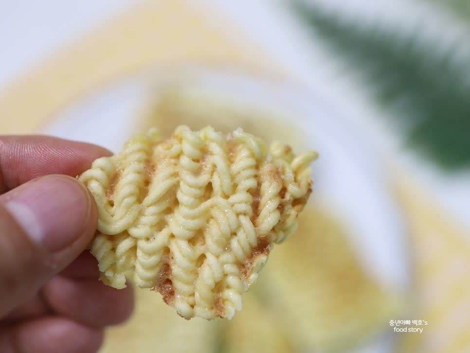 총 2분 정도 돌리면 바삭하게 완성됩니다. 한 김 식힌 후 먹기 좋은 크기로 잘라 드세요.