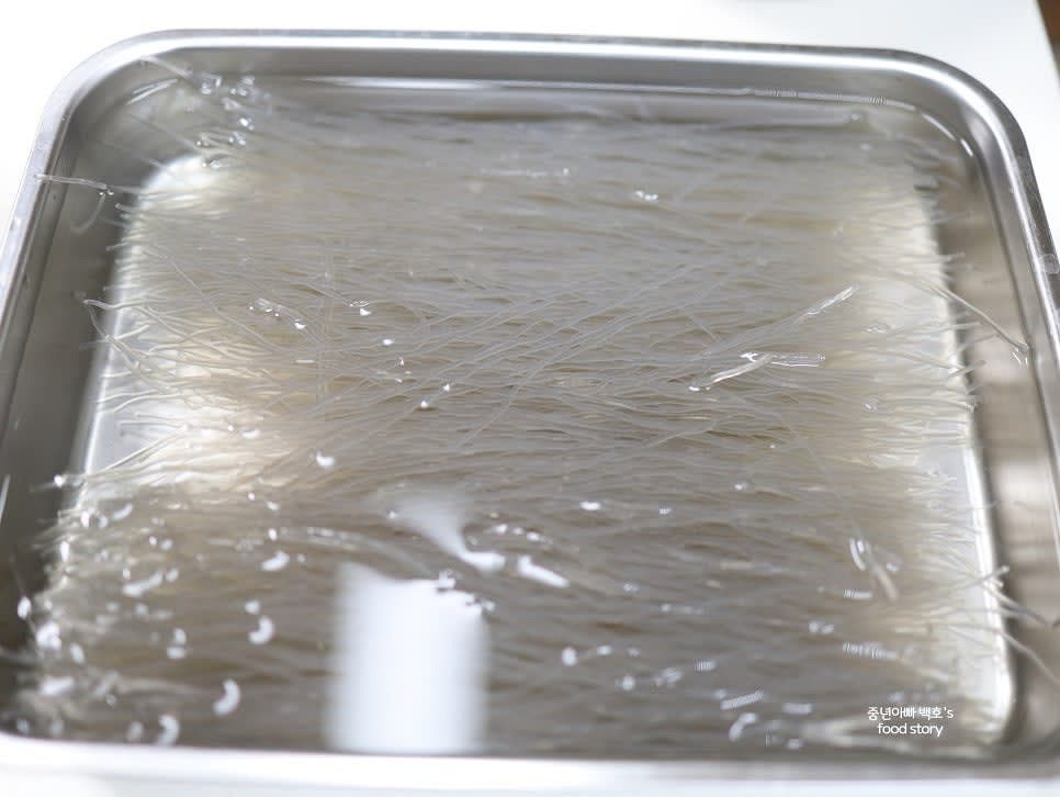 당면을 미지근한 물에 40분 동안 불립니다.