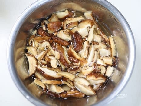 표고버섯과 목이버섯을 각각 미지근한 물에 30분간 불린 후 물기를 제거하고 먹기 좋은 크기로 썰어줍니다.