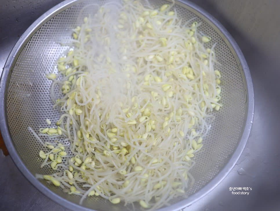 콩나물을 깨끗이 씻은 후 끓는 물에 3~4분간 삶아 비린내를 제거하고, 찬물로 헹군 뒤 물기를 제거합니다.