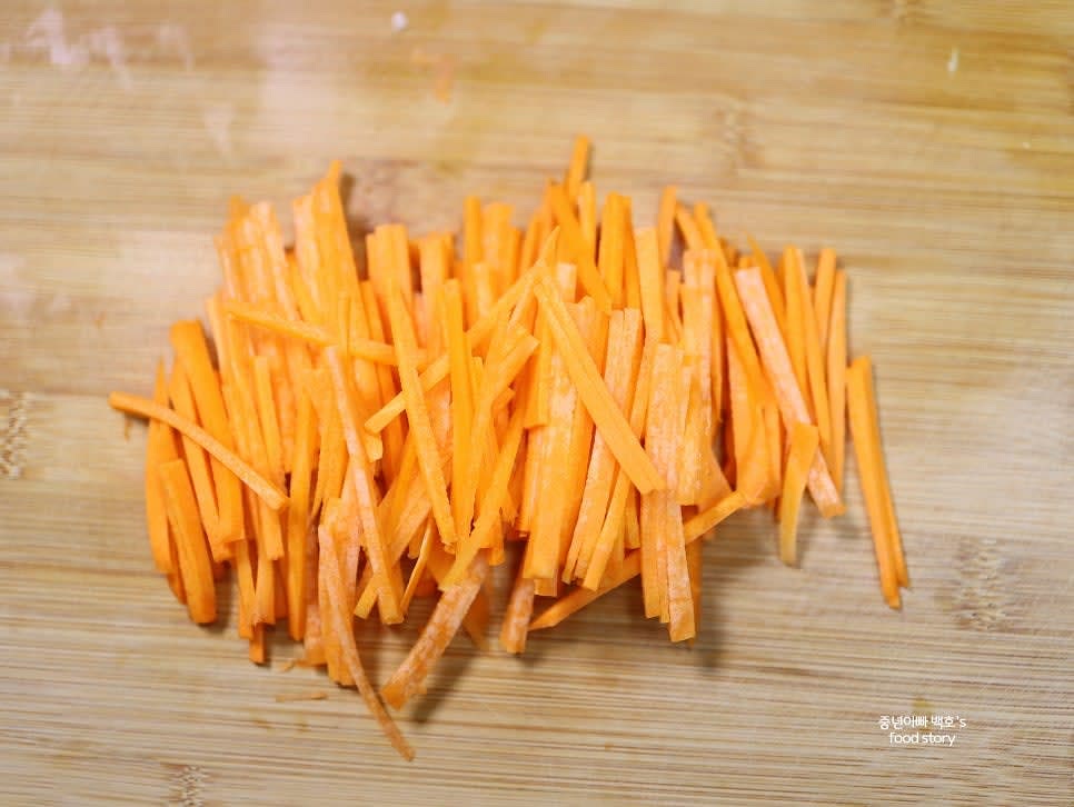 양파, 당근, 파프리카를 채 썰어 준비합니다.