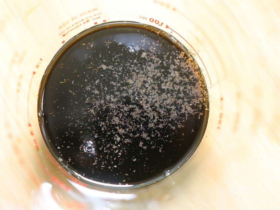 소스를 만듭니다. 진간장 6T, 알룰로스 4T, 참기름 2T, 후추 약간을 섞어 소스를 준비합니다.