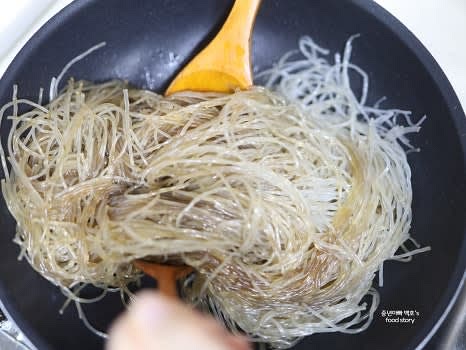 팬에 식용유를 두르고 불린 당면을 넣어 초벌로 볶은 뒤, 준비한 소스를 넣고 잘 볶아줍니다. 볶은 당면은 넓은 그릇에 담아 한 김 식혀 둡니다.