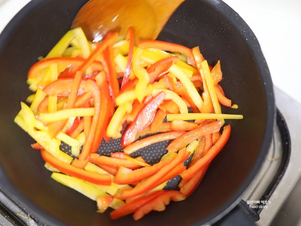 콩나물과 나머지 채소들을 각각 소금 약간을 뿌려가며 볶아줍니다.