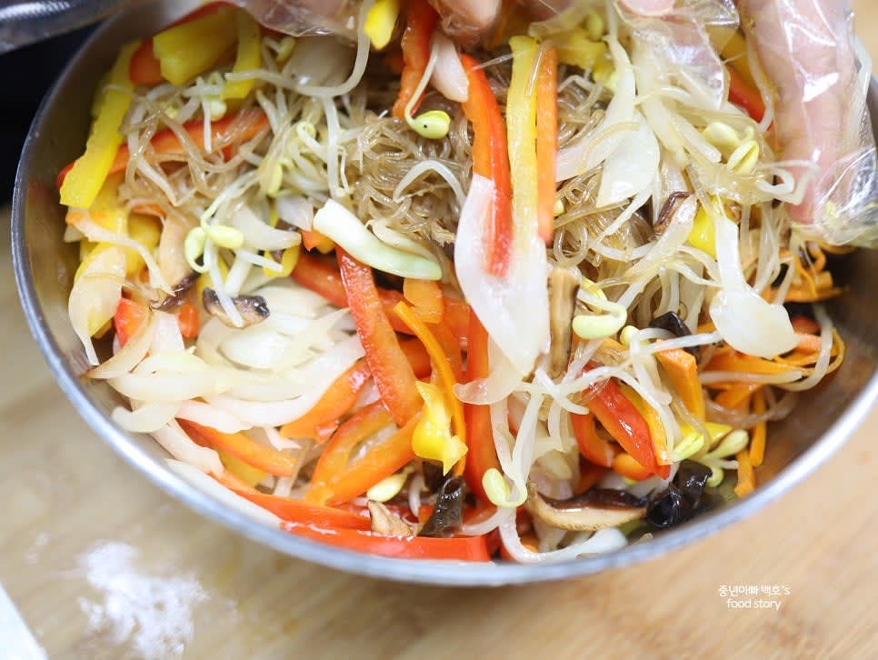 마무리로 참기름 1T를 추가로 넣고 잘 섞어줍니다.