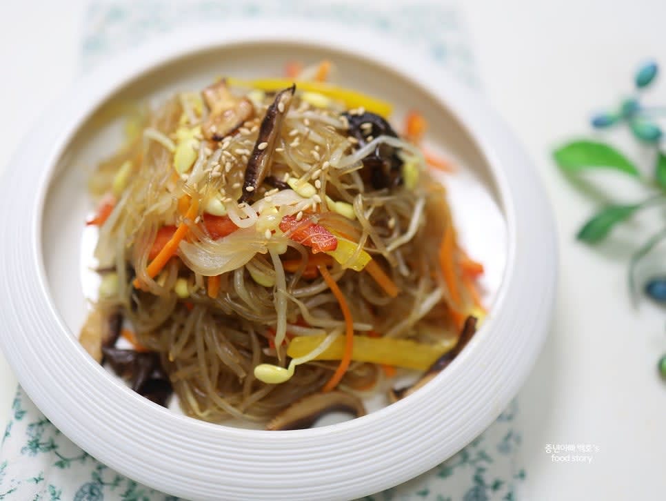 완성된 잡채를 그릇에 담아 플레이팅합니다.