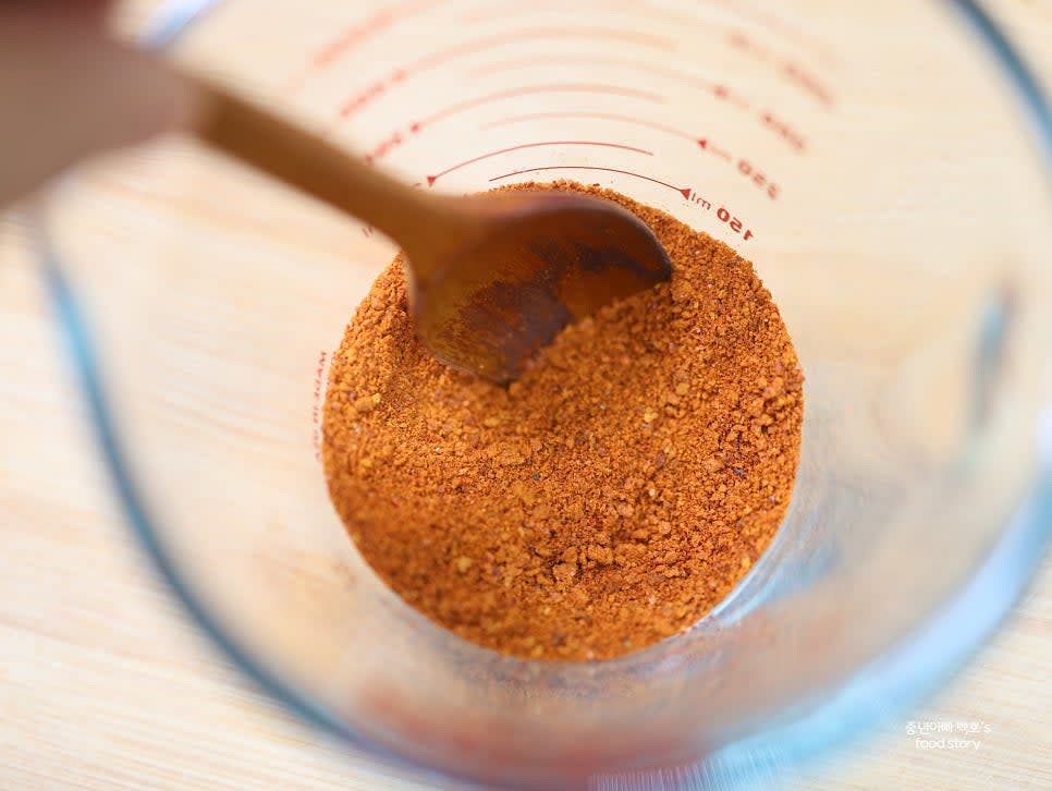 고춧가루를 그릇에 담아 수저 등으로 고루 풀어줍니다.