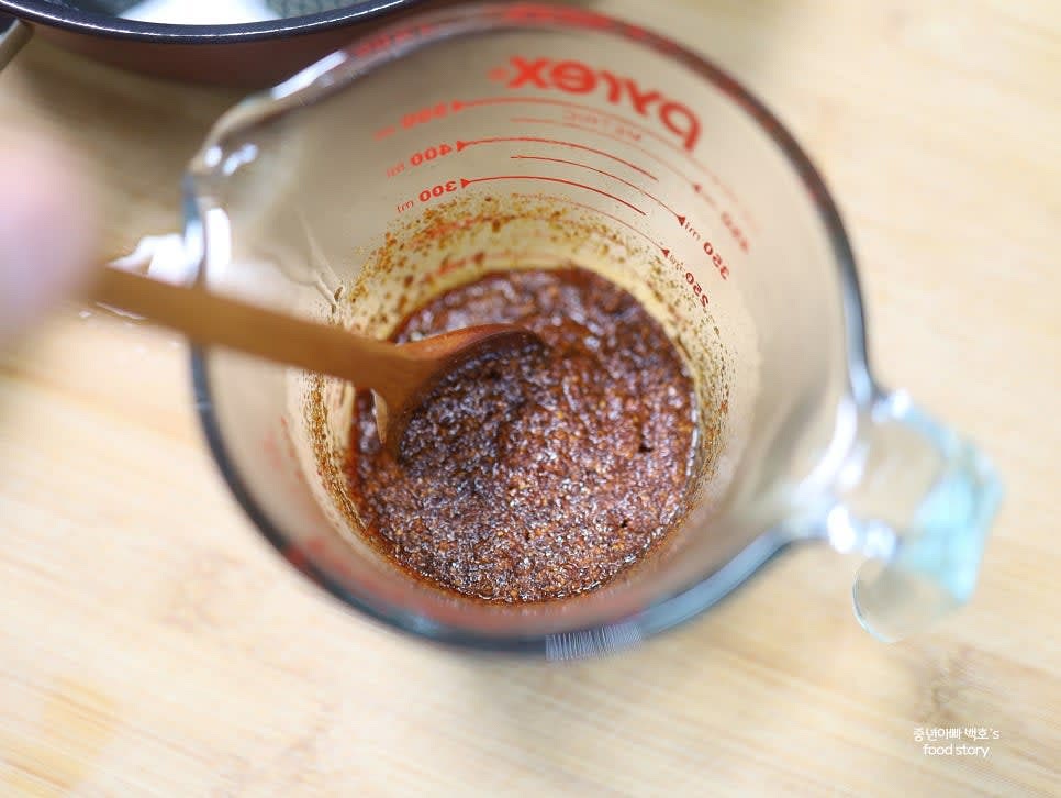 기름을 2~3회에 걸쳐 나눠 붓고, 수저로 잘 저어 고루 섞이도록 합니다.