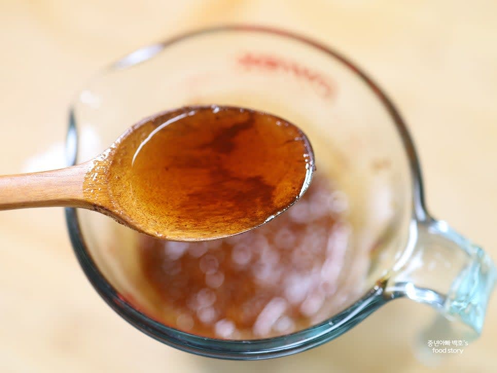 식용유를 모두 부은 뒤, 참기름 1스푼을 추가로 넣고 섞어줍니다.