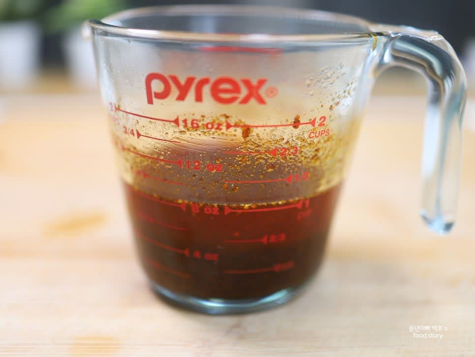 고추기름을 상온에서 식힙니다. 이때 건더기는 아래로 가라앉고 기름은 위로 뜹니다.