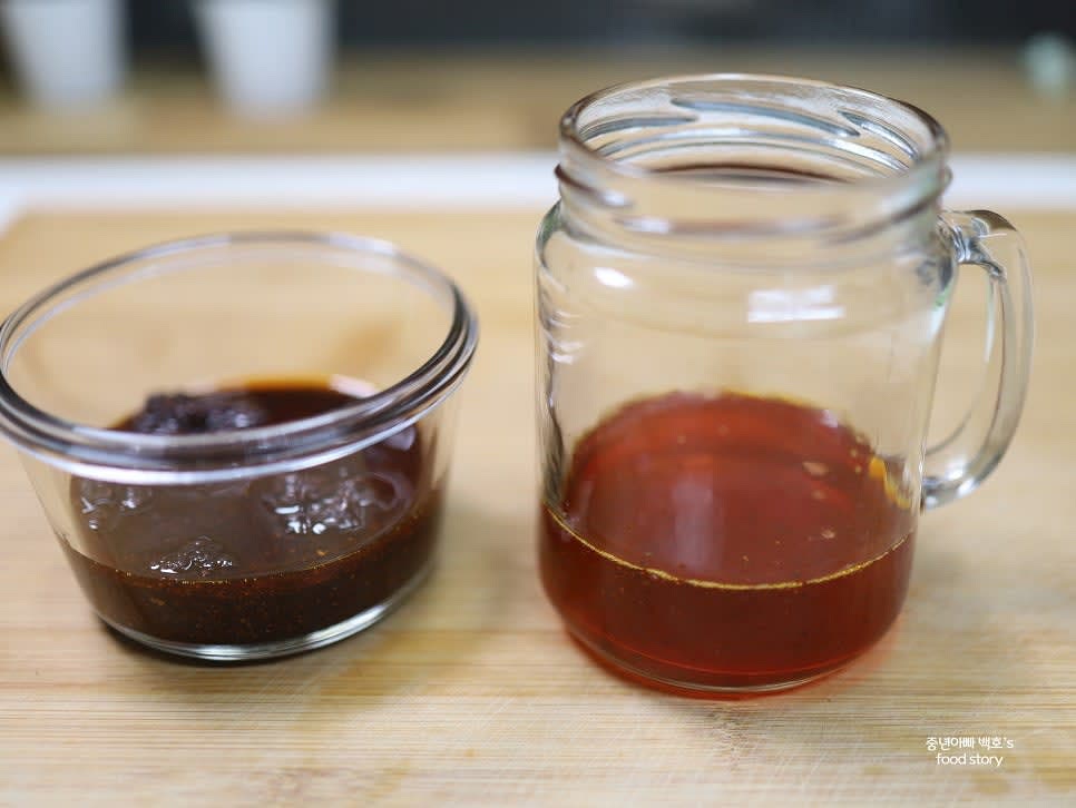 뚜껑이 있는 밀폐용기에 담아 냉장 보관합니다. 약 한 달간 신선하게 사용할 수 있습니다.