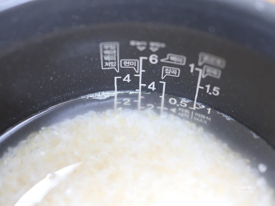 밥은 평소보다 물을 약간 적게 넣어 고슬고슬하게 짓습니다.