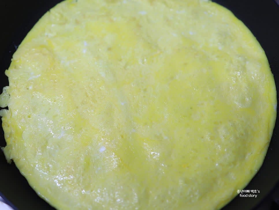 계란은 지단으로 부쳐 1cm 두께로 길게 썹니다.