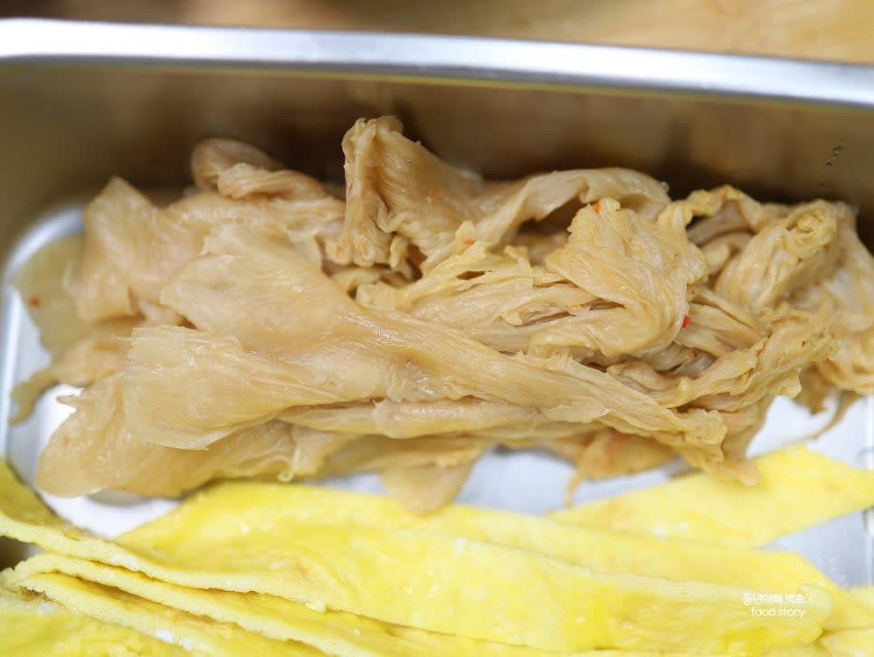 묵은지는 깨끗이 씻어 물기를 제거하고 준비합니다.