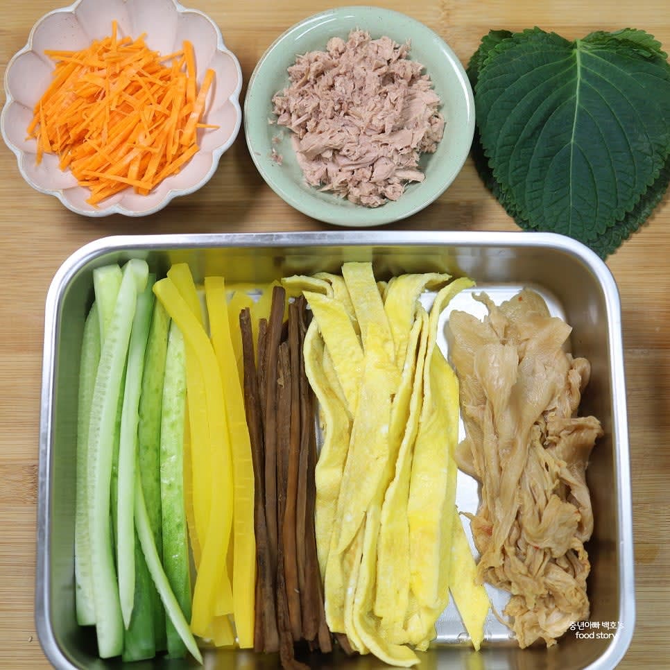 오이와 당근은 길게 썰고, 단무지와 우엉도 준비합니다.