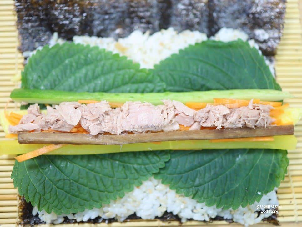 깻잎, 묵은지, 계란지단, 오이, 당근, 참치를 순서대로 올립니다.