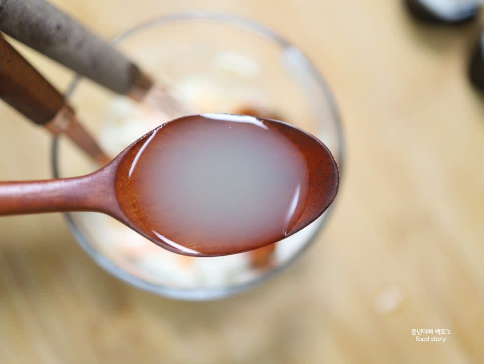 쌈장 2스푼, 마요네즈 3스푼, 레몬즙 1스푼을 섞어 소스를 만듭니다.