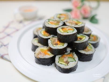 김밥을 먹기 좋은 크기로 썰어 소스와 함께 곁들입니다.