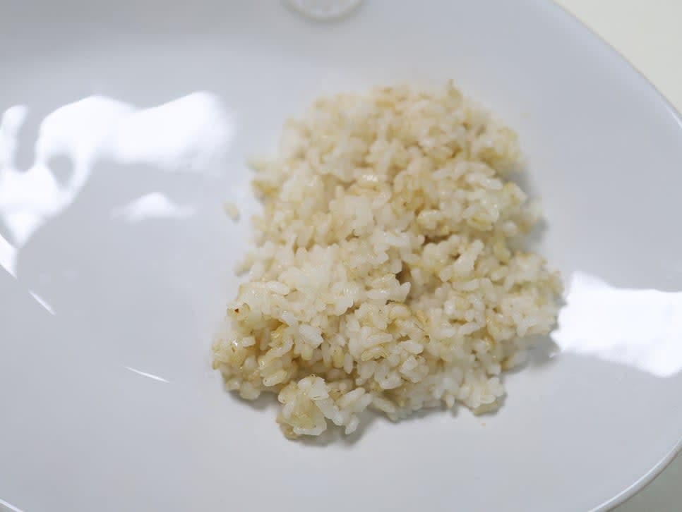 밥 한 공기를 준비하고 접시에 담습니다.
