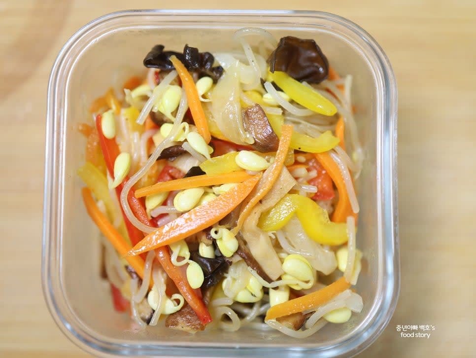 남은 잡채를 준비해 필요하면 가위로 당면을 잘라줍니다.