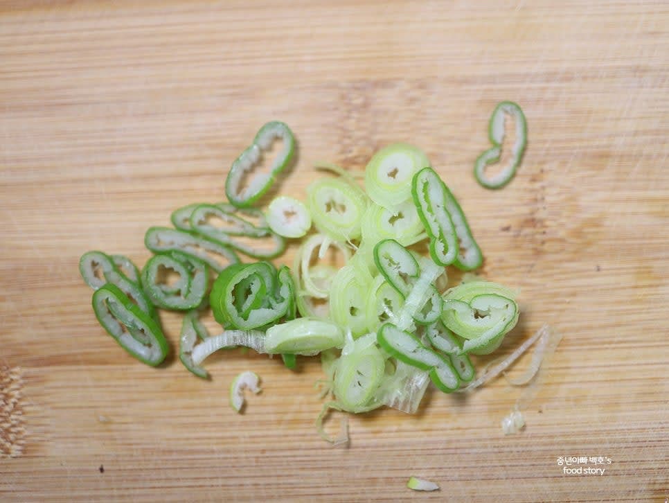 대파를 송송 썰어 1스푼 준비합니다.